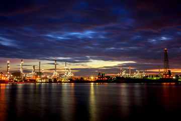 Obraz na płótnie Canvas Oil refinery with water reflection before sunrise
