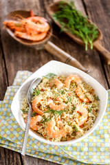 poke bowl : salade de perles d'aneth et crevettes