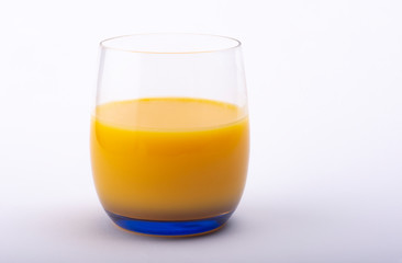 un verre de jus d’orange