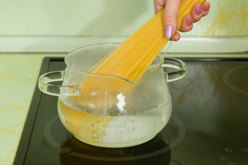 spaghetti cooking process