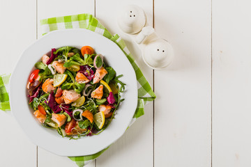 Delicious salad with pieces of grilled salmon.