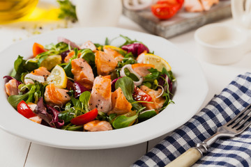 Delicious salad with pieces of grilled salmon.