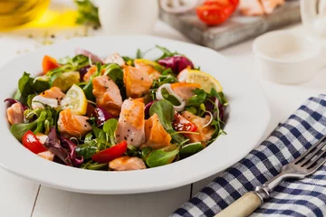 Fototapeten Delicious salad with pieces of grilled salmon. © gkrphoto