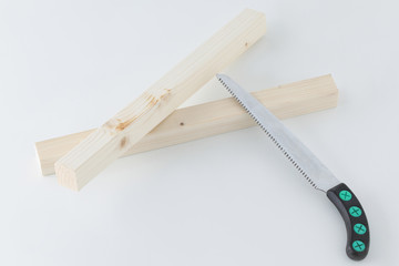 白背景で木材をノコギリで切る様子DIY女性でも簡単