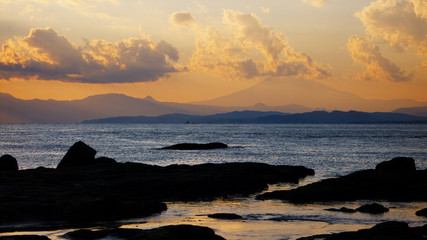 夕暮れの海と富士