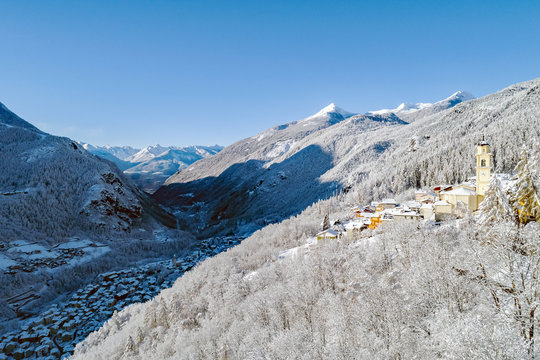 Primolo - Valmalenco (IT) - Vista aerea invernale con neve fresca 