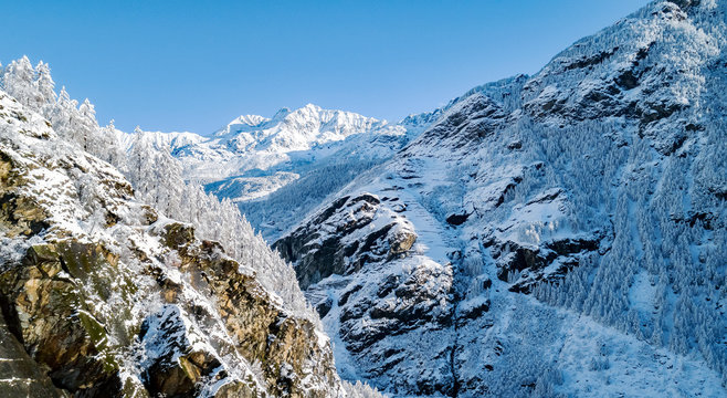 Valmalenco (IT) - Vista aerea invernale della valle di Chiareggio da Primolo
