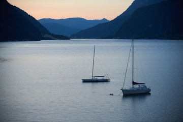 Boote am Achensee in der blauen Stunde