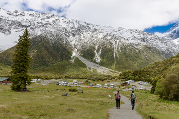 Fototapeta na wymiar Tourists are returning to the base camp after walking along the Hooker Valley Track