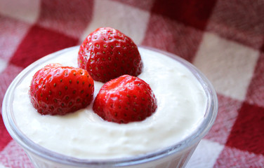 Fresh strawberries with yoghurt