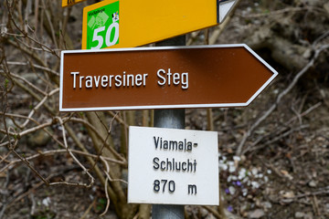 Wegweiser in der Via mala-Schlucht bei Thusis, Graubünden, Schweiz