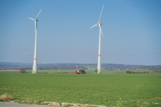 Windrad Landschaft Landwirtschaft Traktor