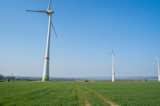 Windrad Landschaft Landwirtschaft Traktor