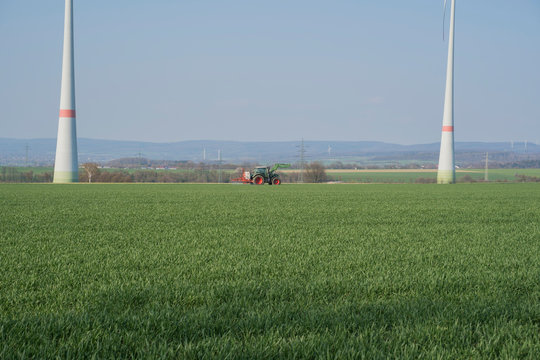 Windrad Landschaft Landwirtschaft Traktor