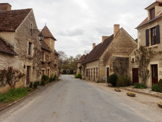Fototapeta na wymiar Village d'Apremont-sur-Allier dans le Cher au bord de l'Allier