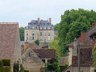 Fototapeta na wymiar Village d'Apremont-sur-Allier. Le bourg et le Château au bord de l'Allier
