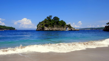 Fototapeta na wymiar Crystal Bay der Insel Nusa Penida mit Sandstrand und paradiesischer Badebucht