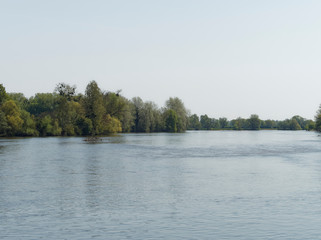 Le cours de l'Allier &agrave; Apremont-sur-Allier dans le Cher. Nature et d&eacute;tente
