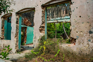 Fototapeta na wymiar Ruined building in Jaffna in Sri Lanka