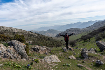 senderista en la cima de la montaña	de pico de cabras en la provincia de Málaga