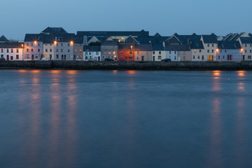 Obraz premium Colored houses around Corrib river in Galway