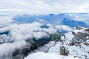 Fototapeta na wymiar 秋のピラトゥス山の山頂から見た風景　ルツェルン湖（スイス・オプヴァルデン準州、ニトヴァルデン準州、ルツェルン州）