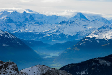 秋のピラトゥス山の山頂から見た風景　ベルナーオーバーラントの山々の遠望とルンゲルン湖（スイス・ベルン州、オプヴァルデン準州、ニトヴァルデン準州、ルツェルン州）