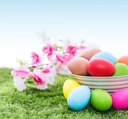 Fototapeta na wymiar Painted Easter eggs in a bowl