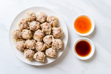 Pork dumplings with sauce