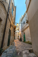 Schmale Gasse in der Altstadt von Ostuni, Italien - Apulien