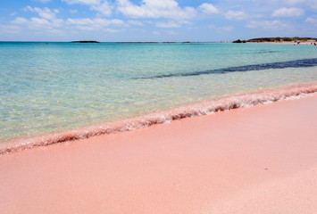 Elafonisi Strand mit rosafarbenem Sand, warmem und kristallklarem Wasser. Insel Kreta, Griechenland