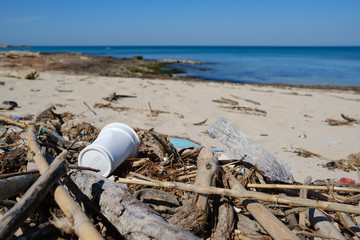 Plastikmüll am Mittelmeer, Strand in Apulien, Italien