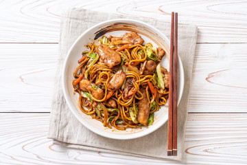 stir-fried yakisoba noodle with pork