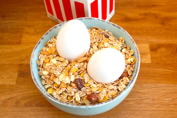 eggs on müessli with milk