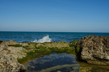 Fototapeta na wymiar Strand am Mittelmeer, Macroaufnahmen Wasser und Steine