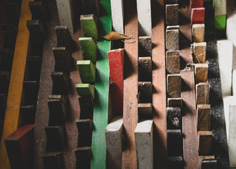 Bunte Holzplatten aufeinander liegend