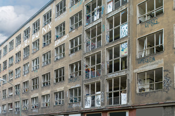 Wohnblock als Hausruine in Berlin