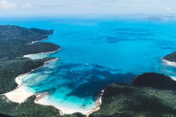 Fototapeta na wymiar Die Inseln der Whitsunday Islands aus dem Flugzeug