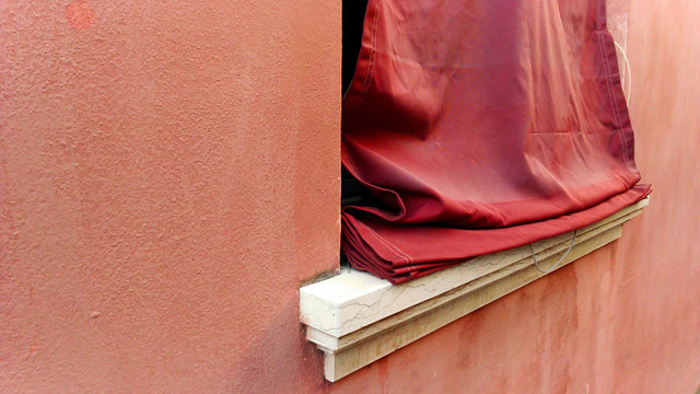 scenografica tenda rossa alla finestra