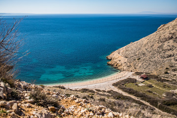 Fototapeta na wymiar Kleine Bucht auf Krk mit tollem Meerblick in Kroatien