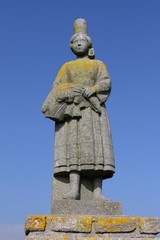 statue de la bigoudene &agrave; pors poulhan village breton