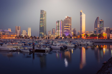 Naklejka premium Skyline Kuwejtu wieczorem