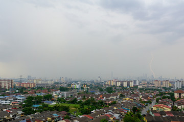 Obraz premium Lightning storm over downtown Kuala Lumpur skyline during monsoon season. 