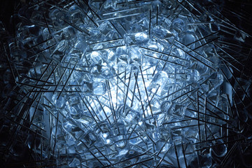 Etwa 200 neue Leuchtdioden liegen auf einem Haufen übereinander.