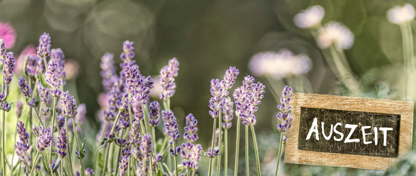 Auszeit, Tafel beschrieben, Dekoration mit Lavendel