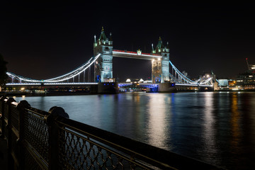 Fototapeta na wymiar london bridge tower