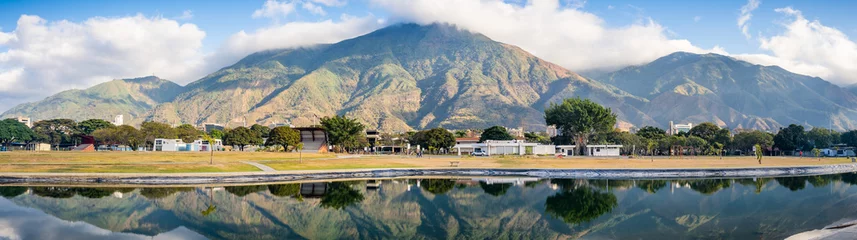 Foto op Aluminium Panoramic view of a sunrise at Parque del Este With El Avila. Venezuela © DOUGLAS