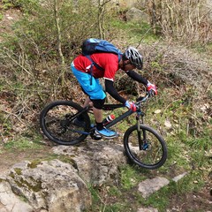 Obraz premium Mountain biker in difficult terrain