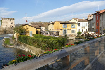 Fototapeta na wymiar medieval village of Borghetto on Mincio river