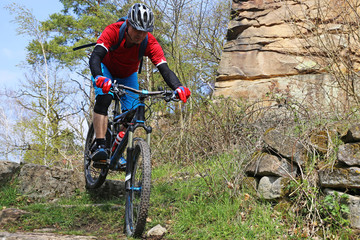 Fototapeta premium Mountainbiker in schwierigen Gelände
